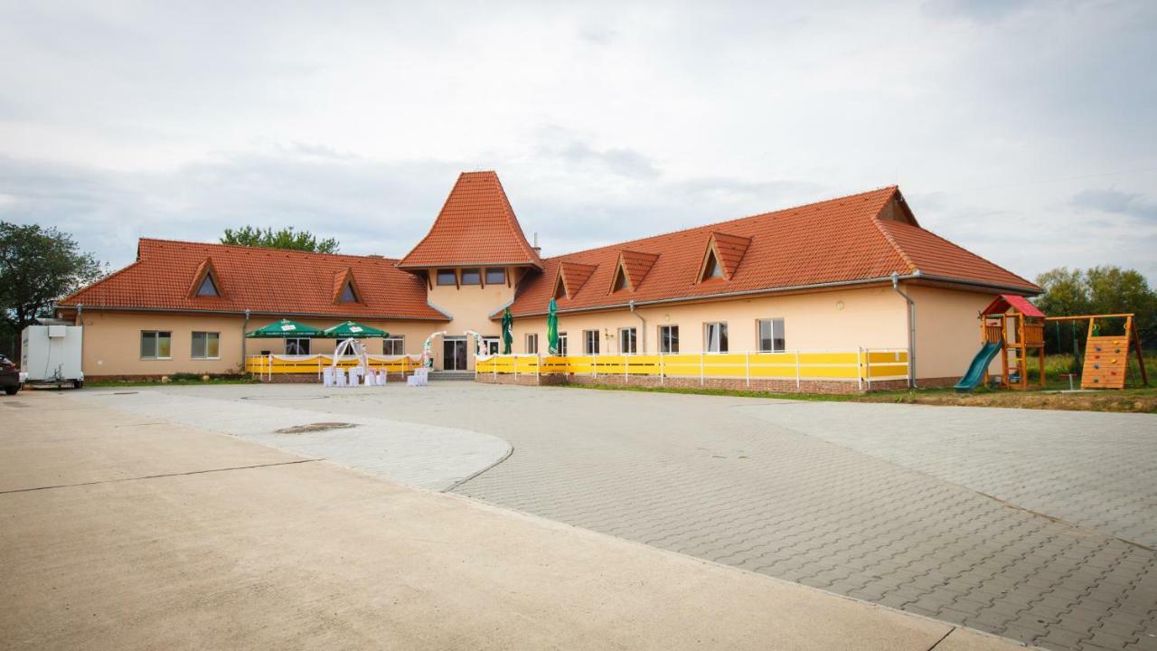 Hotel Penzion Zemberovce Zewnętrze zdjęcie